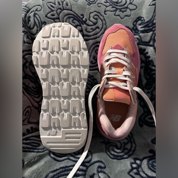 NEW BALANCE Classic 574 Core Sneakers. Size 9. Barely worn. Pink & Orange. - Picture 3 of 4